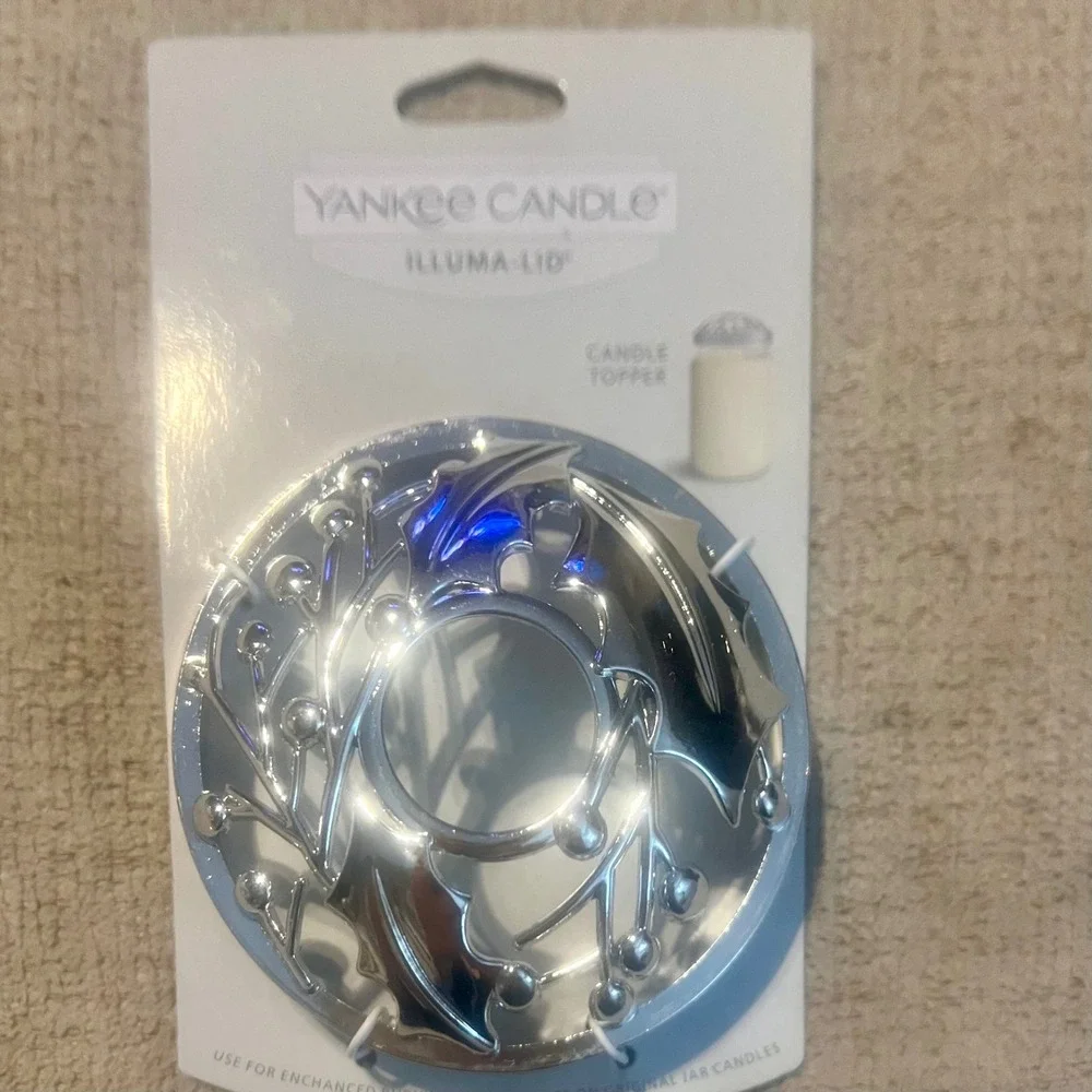 Yankee Candle Illuma-Lid Snow Glitter Holly Berry Silver Jar Topper 1602812